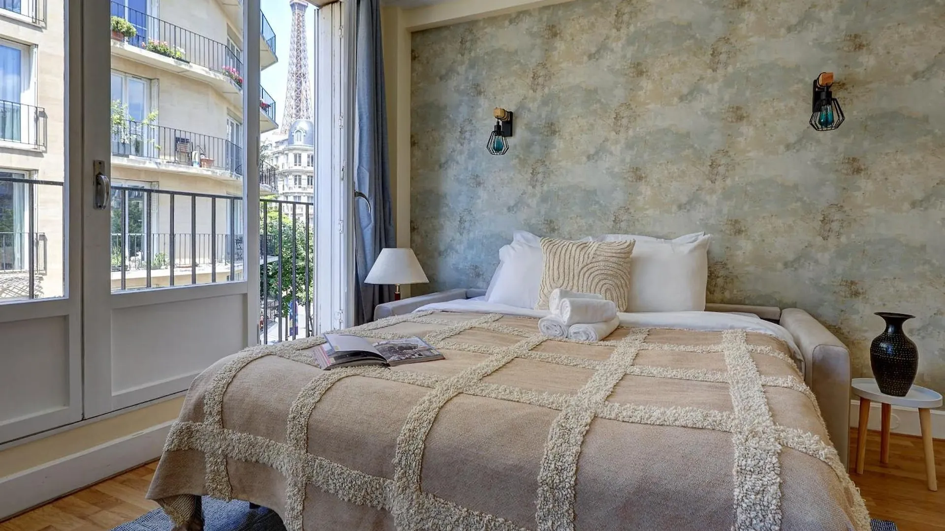 Champ De Mars & Eiffel Tower - 1Br - Cityapartmentstay Paris